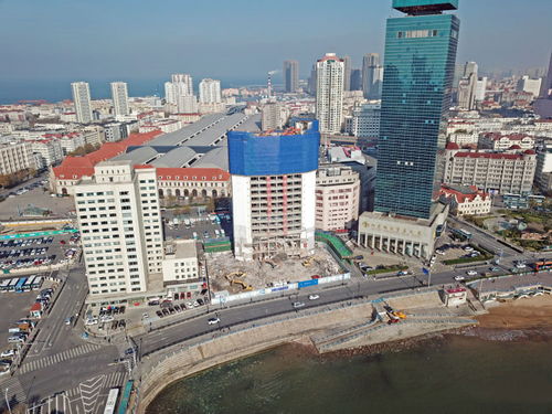 青岛火车站前建筑拆除进行中,顶楼建筑基本拆除完成 前海已可见钟楼