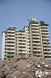 重庆现最牛建筑拆除作业 挖掘机爬上高楼