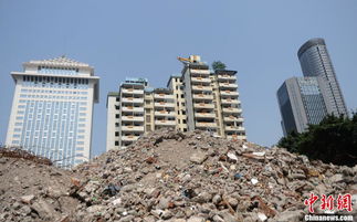 重庆现最牛建筑拆迁作业 挖掘机爬上10几层房顶